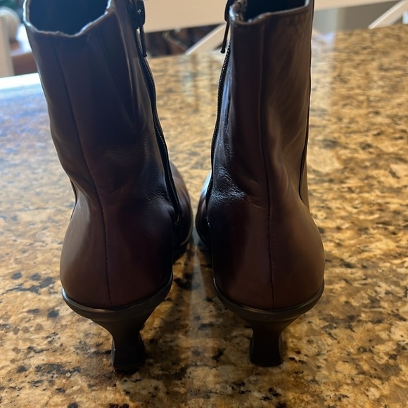 ANTONIO MELANI 100% leather brown booties women’s 8.5. Square toe w/ kitten heel - Picture 6 of 11